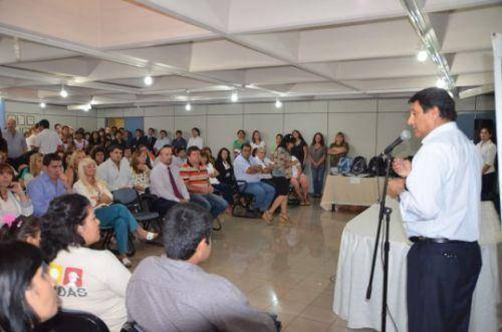 Municipales recibieron �tiles escolares para sus hijos 