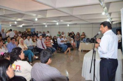 Municipales recibieron �tiles escolares para sus hijos 