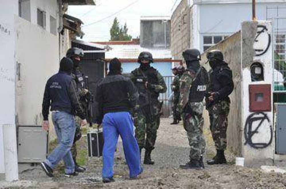 Allanan por amenaza y encuentran marihuana