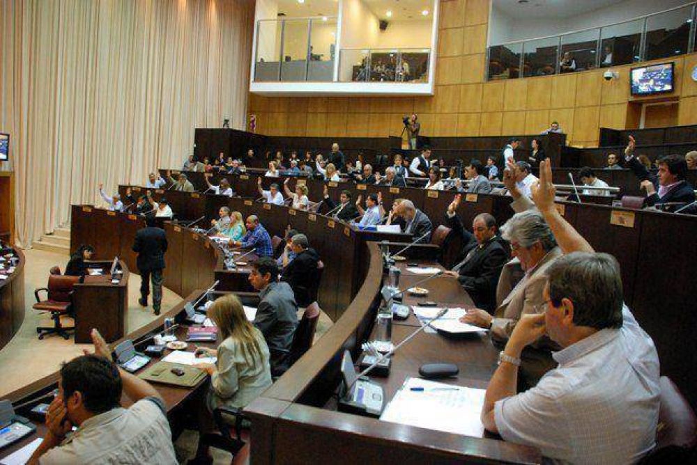  Proponen que los diputados ganen como un docente
