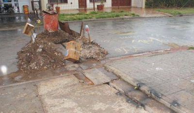 Reclamo vecinal contra ABSA por demoras y precarias conexiones a la red de agua 
