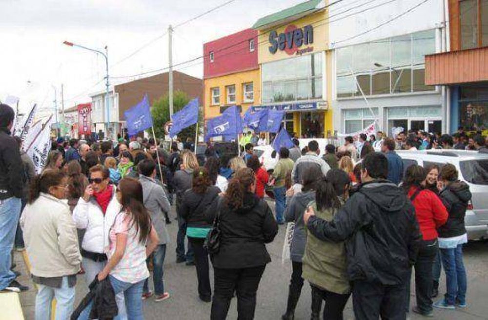 Los docentes se movilizaron y el s�bado se decidir� si hay paro