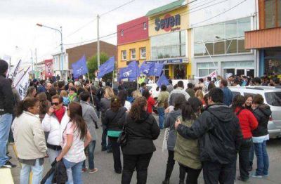 Los docentes se movilizaron y el s�bado se decidir� si hay paro