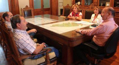 El intendente Inza entreg� un subsidio a la Comisi�n Administradora del Teatro Espa�ol