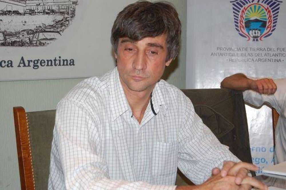 Ravaglia asegur� que la municipalidad de Ushuaia podr�a pagar sueldos �si no hubiera muchos definitivos observados�