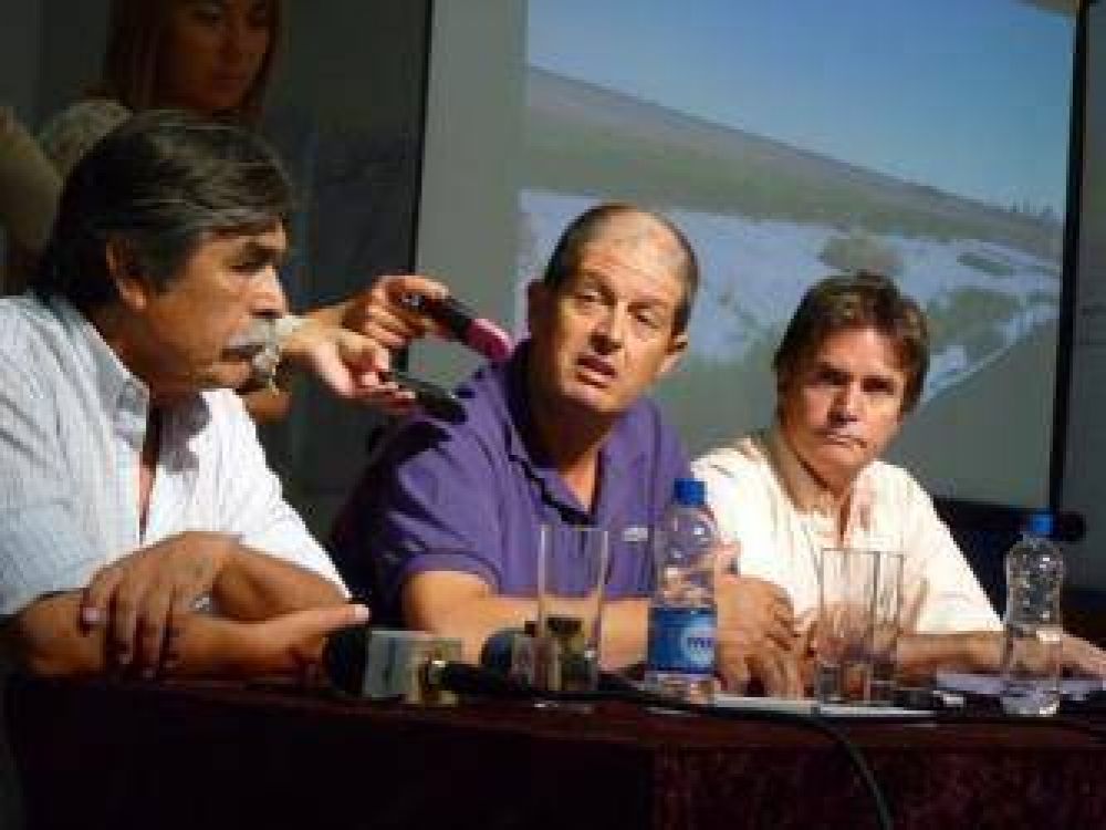 Sabbatella, acompa�ado por Paillalef y Vaca Narvaja explic� su proyecto sobre el Hip�dromo de Viedma