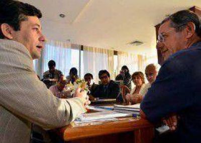 UNE denunci� espionaje y demandar�