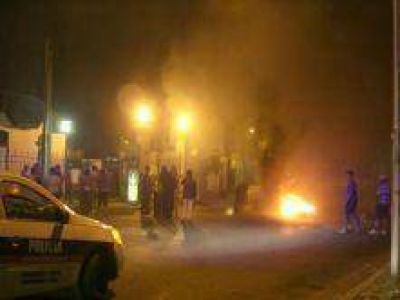 Manifestaci�n en las puertas del Hospital para pedir el traslado de un beb� con un cuadro cr�tico