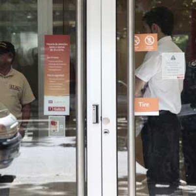 Fue a depositar y lo asaltaron dentro del banco