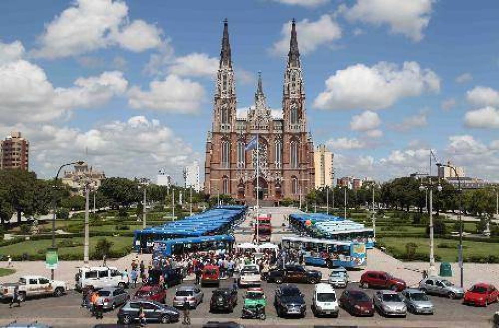 Plaza Moreno se ti�� de azul con micros de la l�nea Norte