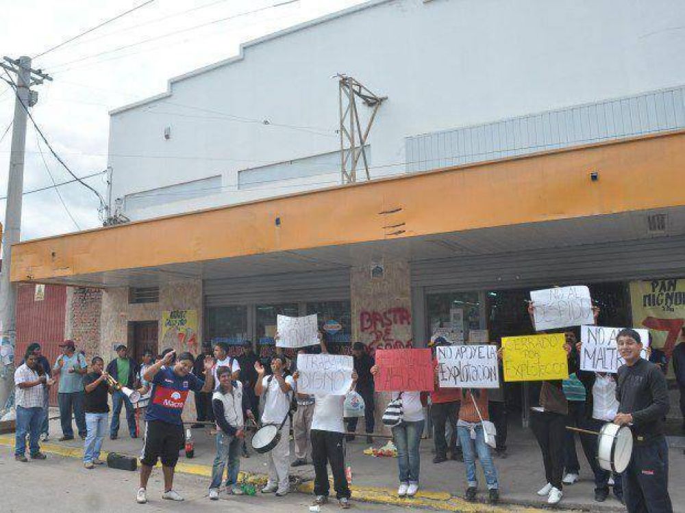 Protesta por despidos en red de supermercado