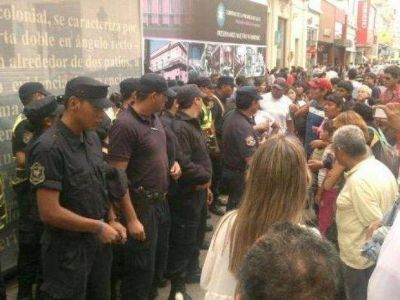 Momentos de tensi�n en el centro tras la detenci�n de una vendedora ambulante