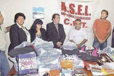Niccolai presidi� entrega de �tiles a empleados legislativos