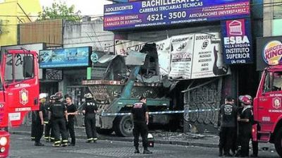 Un cami�n, en un local