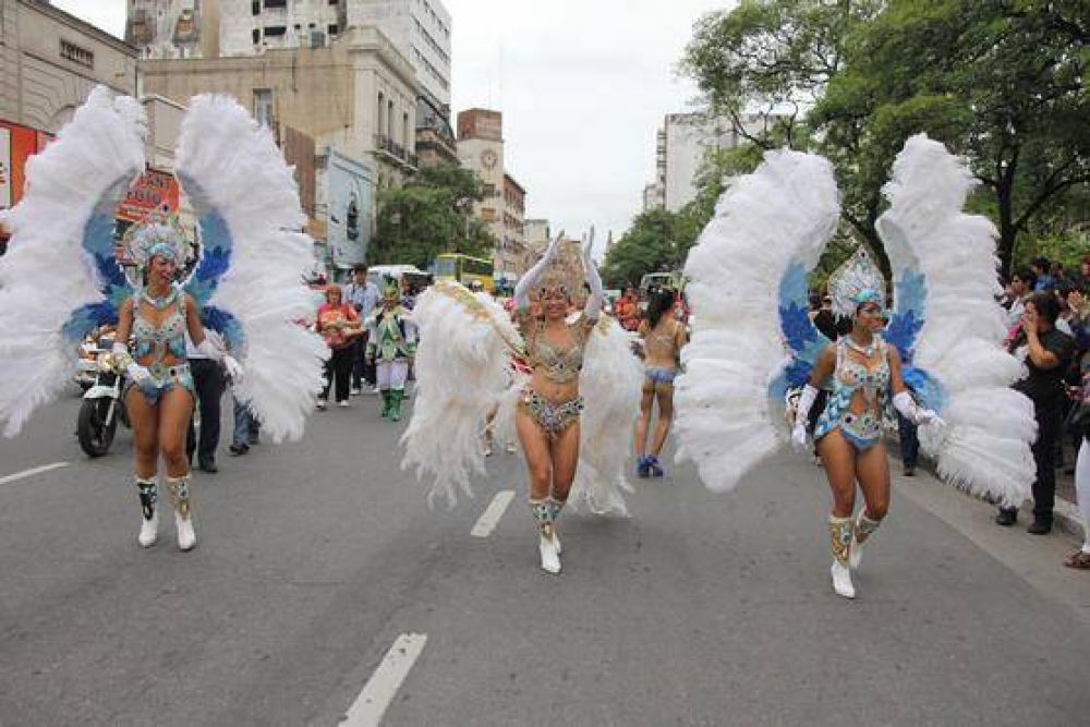 Corsos y comparsas cierran los carnavales en Tucum�n