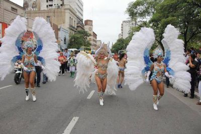 Corsos y comparsas cierran los carnavales en Tucum�n