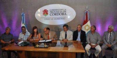 La Provincia firm� acuerdo salarial con todos los gremios