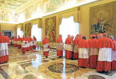 Esc�ndalos sexuales y lavado de dinero para ponerle fin a un Papa