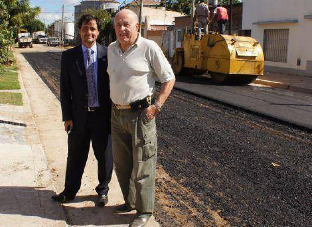 Pavimentaci�n de tres cuadras en distintos barrios 