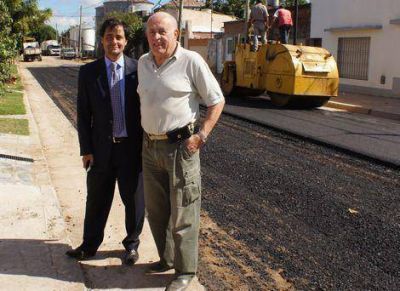 Pavimentaci�n de tres cuadras en distintos barrios 