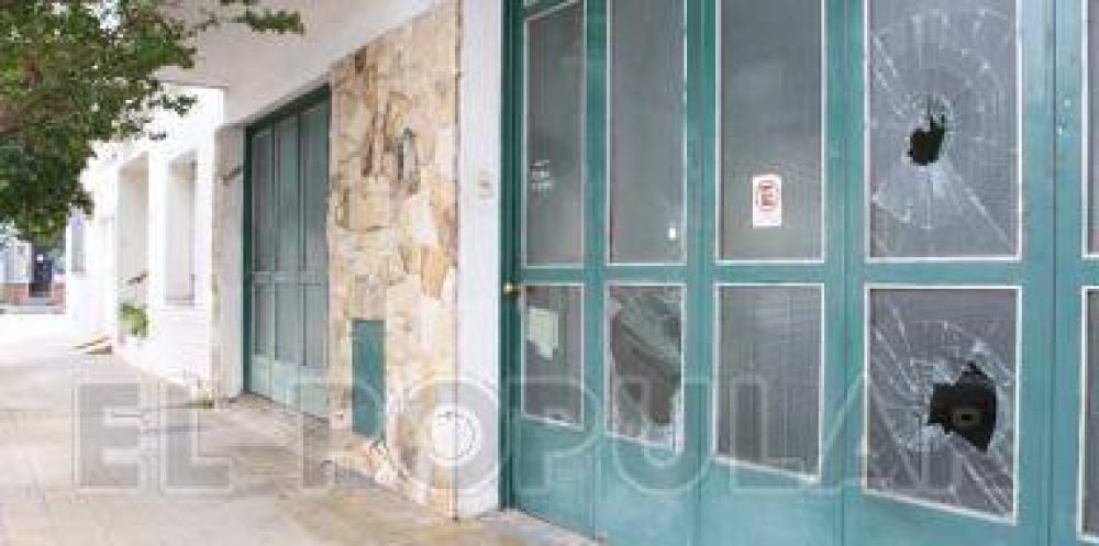 Da�os y manchas de sangre en el frente de una casa del microcentro