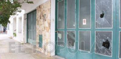 Da�os y manchas de sangre en el frente de una casa del microcentro