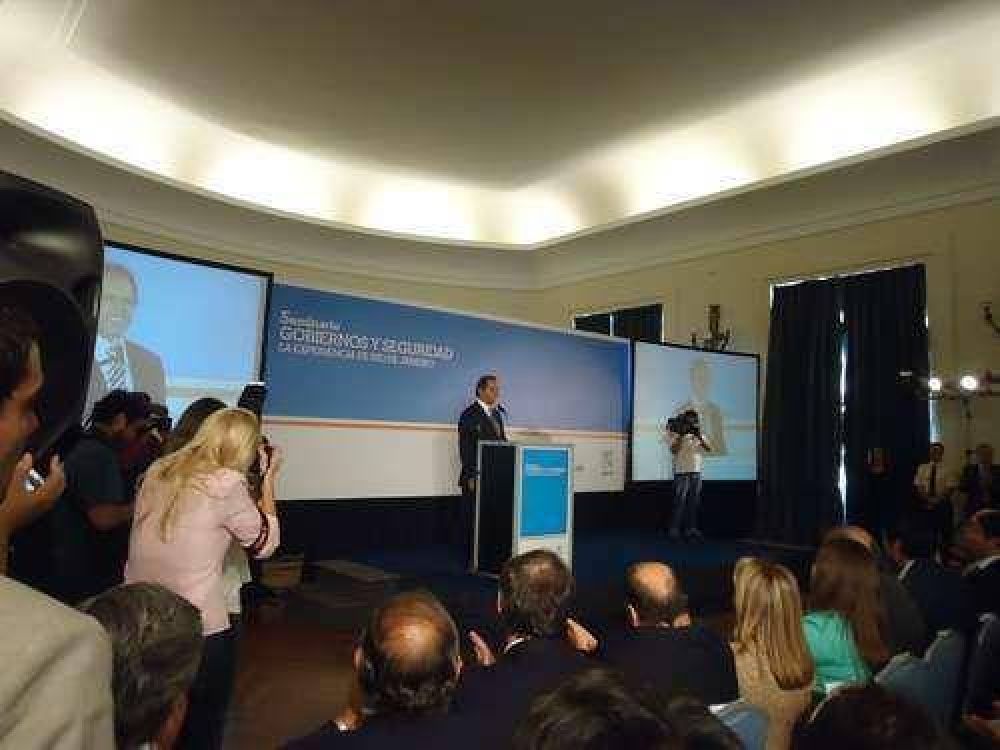LA JUAN DOMINGO DE AZUL PARTICIP� DE UN SEMINARIO DE GOBIERNO Y SEGURIDAD