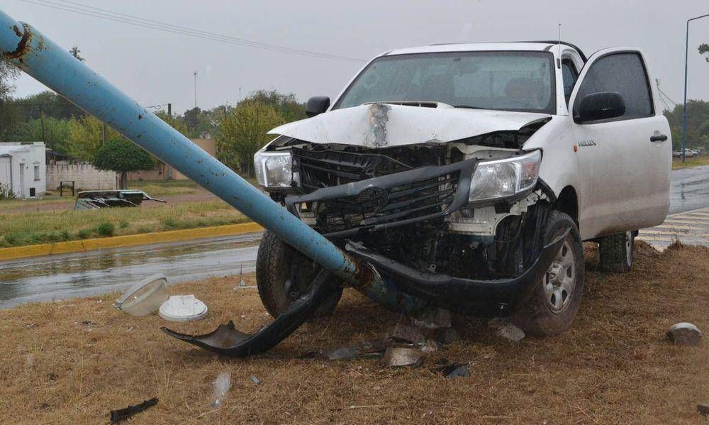 Una camioneta impact� contra un poste de luz