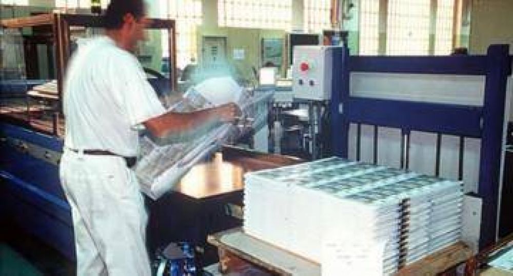 La "maquinita" no para de emitir y las reservas, de caer