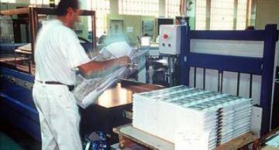 La "maquinita" no para de emitir y las reservas, de caer