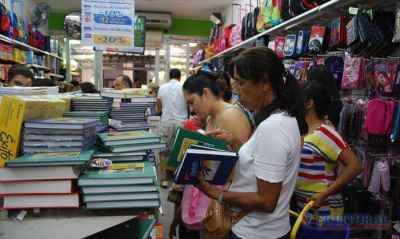 A d�as del inicio de clases, los padres coparon el centro para llenar la mochila