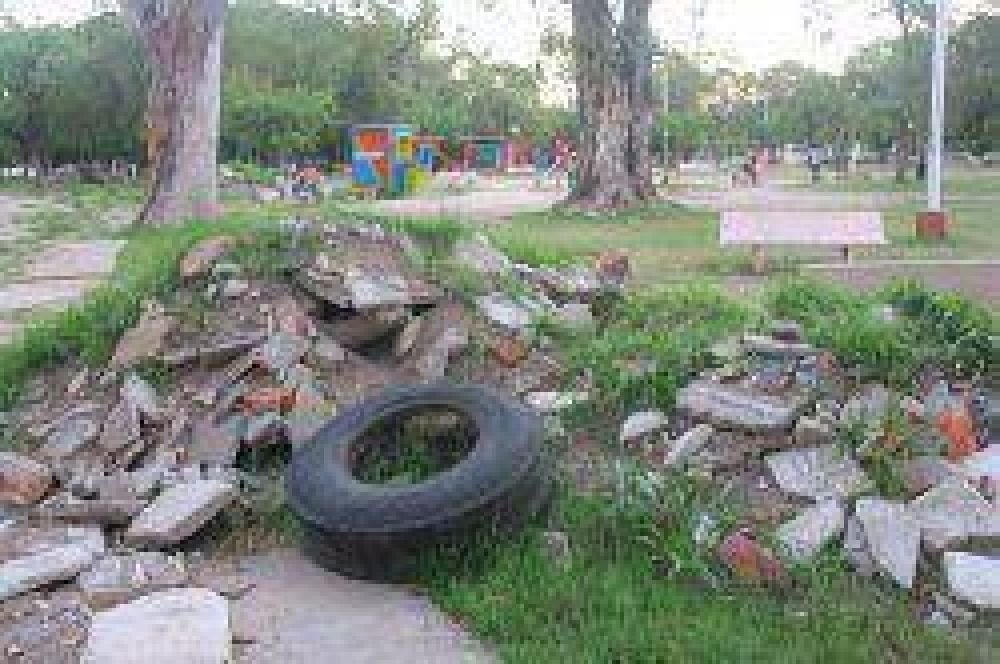 El parque Mitre, de paseo p�blico a zona destrozada