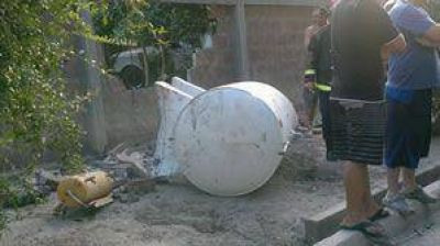 Una veintena de intoxicados con anh�drido sulfuroso: explot� un tanque, vol� y derrib� la pared de una casa	