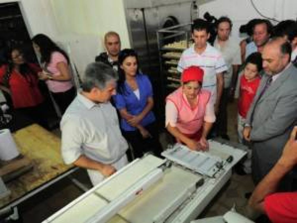 Inauguraron cuatro empresas de j�venes sanluise�os en La Toma