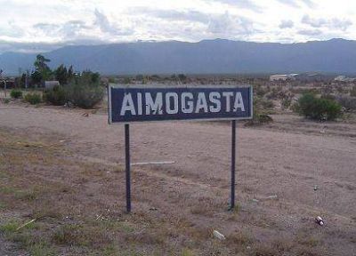 Contratados protestaron frente al municipio de Aimogasta por falta de pago