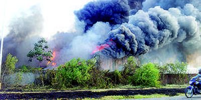 Feroz incendio afect� dep�sitos de un supermercado