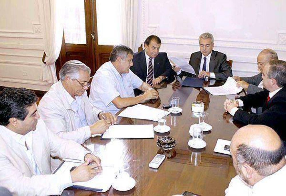 Gobierno y municipios firmaron convenios para mejorar la seguridad vial