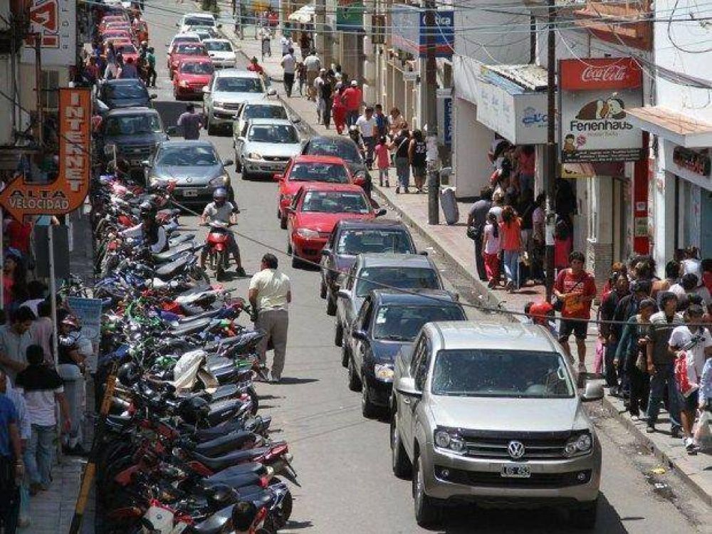 Autos y motos ya no caben en las calles