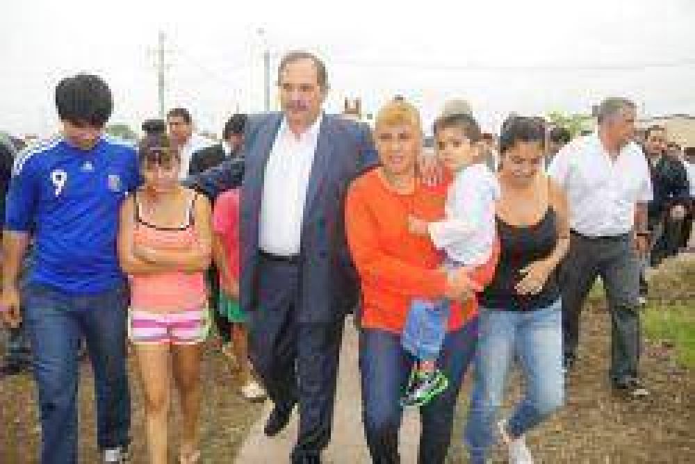 Trasladan a familias que viv�an en asentamientos en La Costanera