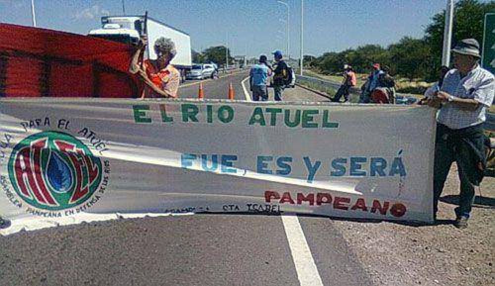 Cortan la ruta y panfletean en Santa Isabel