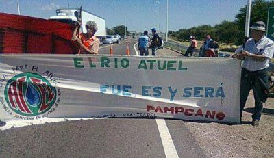 Cortan la ruta y panfletean en Santa Isabel