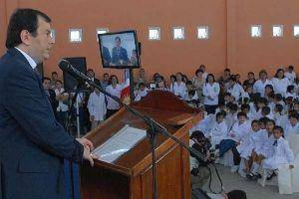 Zamora dejar� abierto el ciclo lectivo con la inauguraci�n de una escuela