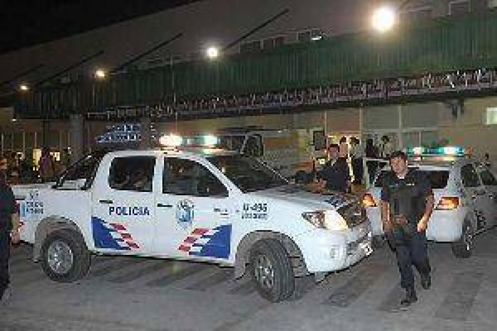 Le partieron la cabeza de un hachazo en una pelea y su vida corre serio peligro