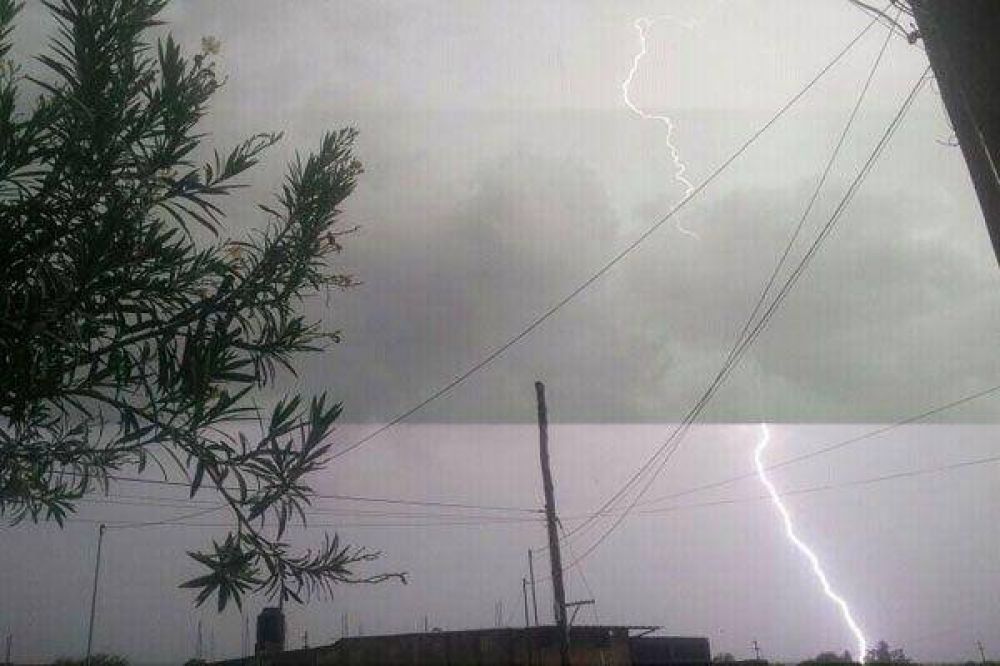 Fuerte tormenta azot� Las Termas de R�o Hondo