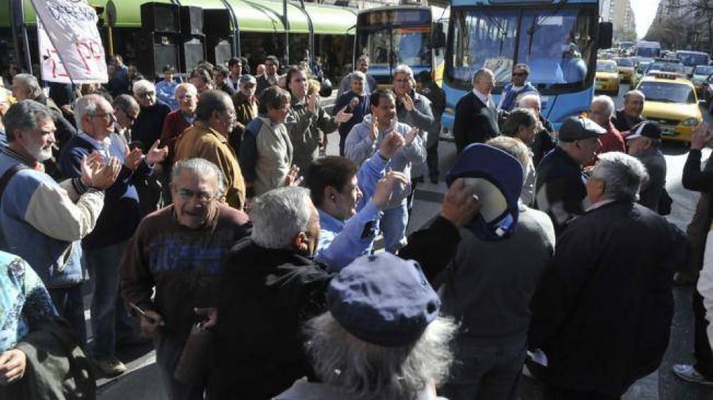 Jubilados: cobro atrasado de $ 25 millones