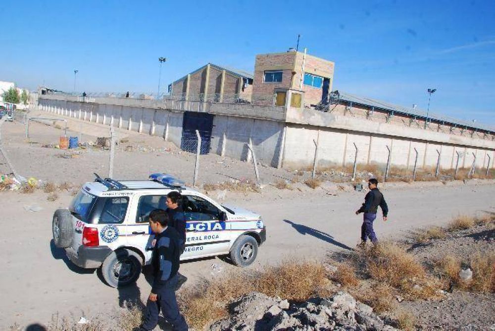 Conocido delincuente se fug� de un salto, en Roca