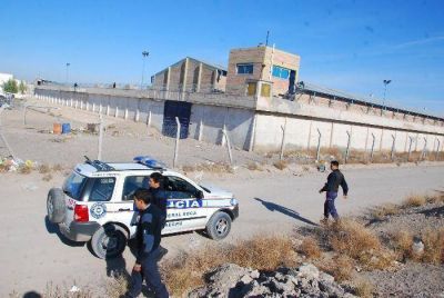 Conocido delincuente se fug� de un salto, en Roca