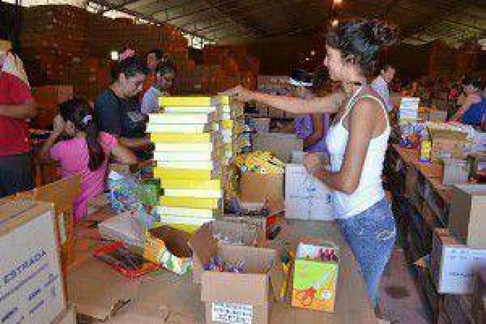 Junto al inicio de clases distribuyen alrededor de 230 mil kits escolares