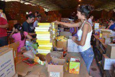 Junto al inicio de clases distribuyen alrededor de 230 mil kits escolares