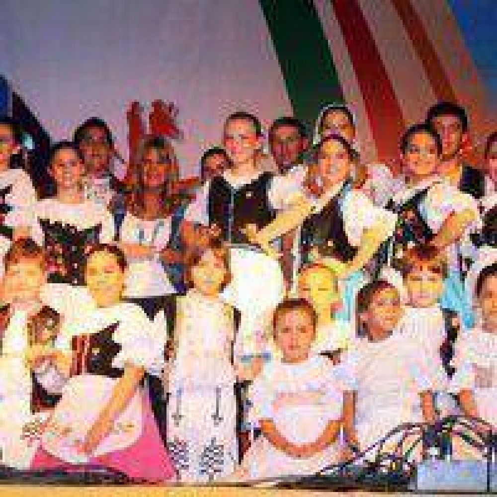 Colectividades y pueblos originarios en la Fiesta de la Interculturalidad